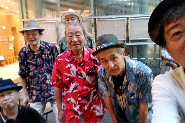 バンドメンバー自撮り集合写真